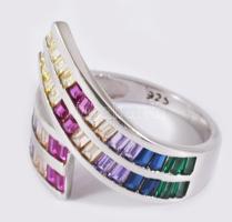 Ezüst (Ag) gyűrű, csiszolt színes kő berakásokkal, m.53, bruttó 3,6g