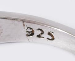 Ezüst (Ag) gyűrű, csiszolt színes kő berakásokkal, m.53, bruttó 3,6g