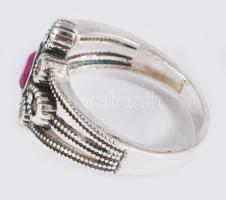 Ezüst (Ag) gyűrű szintetikus rubinnal, m.58, jelzet, bruttó 4,25g
