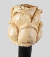 Antik sétabot faragott csont markolattal, h. 80 cm
