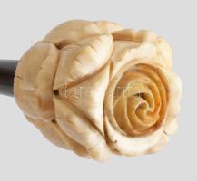 Antik sétabot faragott csont markolattal, h. 80 cm