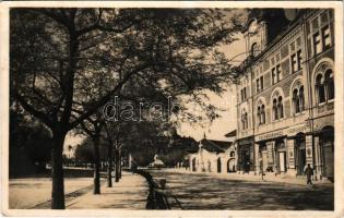 1940 Kecskemét, Piac tér, Cseh, Fischer üzlete, Római katolikus temetkezési vállalat (EK)