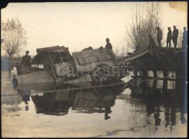 cca 1916-1918 Osztrák-magyar Austro-Daimler M.12/16 tüzérségi vontató félig vízbe süllyedve, I. világháborús fotó, apró sarokhiánnyal, 8x11 cm