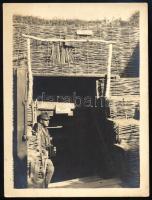 cca 1915-1918 Osztrák-magyar harcállás a fronton, "7. lőállás", illetve "Pergőtűz esetén bent tartoszkodni tilos" feliratú táblákkal, I. világháborús fotó, 12x9 cm