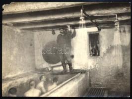 cca 1914-1918 M. kir. 17. (székesfehérvári) honvéd gyalogezred, "Zita királyné katona otthon", legénységi fürdő, a hátoldalon feliratozott fotó, sarkán kis sérüléssel, 8x10,5 cm