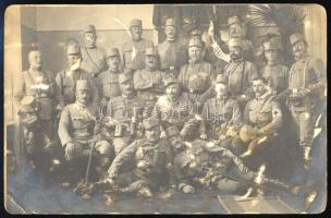 1914 Kalinovik (Bosznia), osztrák-magyar zászlóalj csoportképe, "Éljen a haza" feliratú magyar zászlóval, megírt fotólap, kopott, 9x14 cm