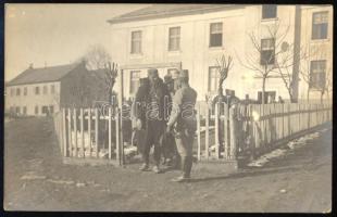 cca 1915-1918 Avtovác (Bosznia), fogoly montenegrói őrnagy egy osztrák-magyar tiszttel beszélget, I. világháborús fotólap, a hátoldalon feliratozva, 9x14 cm