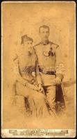 cca 1880 Katona feleségével, keményhátú fotó Mertens és Társa budapesti műterméből, kopásokkal, 20×11 cm