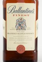 Ballantine's whiskey, 0,7l, 40%, 2 pohárral, díszdobozban