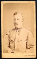 cca 1900 Katonaportré, keményhátú fotó Meinhardt nagyszebeni műterméből, 10,5×6,5 cm