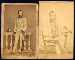 cca 1865 Katonaportré, 2 db keményhátú fotó hátoldalon feliratozva, egyik kézzel színezett, sérüléssel, 10,5×6,5 cm