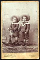 1903 Testvérek portréja, hintalóval, keményhátú fotó Németi József debreceni műterméből, szecessziós hátlappal, 12,5×8 cm