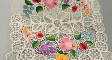 Kalocsai mintás hímzett terítő csipke 90x32 cm