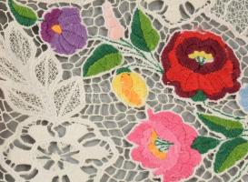 Kalocsai mintás hímzett terítő csipke 64x32 cm + 5 kis alátét