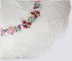Kalocsai mintás hímzett asztal terítő csipke d: 160 cm