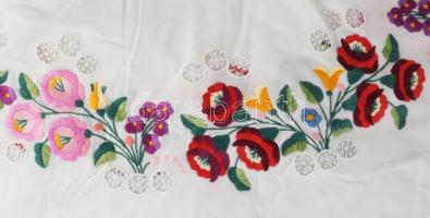 Kalocsai mintás hímzett asztal terítő csipke d: 160 cm