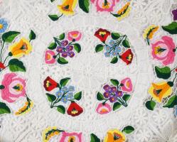 Kalocsai mintás hímzett asztal terítő csipke d: 105 cm