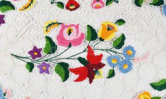 Kalocsai mintás hímzett asztal terítő csipke d: 105 cm