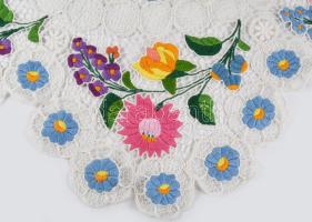 Kalocsai mintás hímzett asztal terítő csipke d: 105 cm