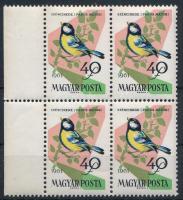 1961 Madarak (III.) 40f ívszéli négyestömb a bal oldali bélyege bal oldalán halvány / vékony fekete feliratok (hiányos)