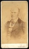 cca 1880 Férfiportré, keményhátú fotó Schrecker pesti műterméből, 10,5×6,5 cm