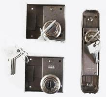 3 darab működő bútorzár, kulcsokkal.