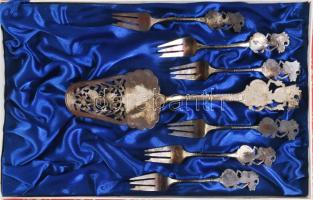 Ezüstözött wayang figurás díszítésű süteményes készlet, díszdobozban.