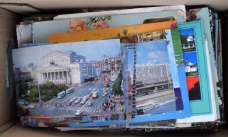 Több száz MODERN magyar és külföldi város és motívum képeslap dobozban / hundreds of modern postcards in various topics in a box