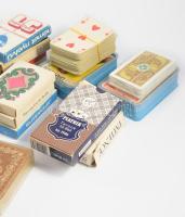 30 pakli kártya, közte érdekes darabokkal