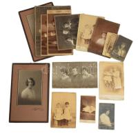 cca 1880-1910 Családi fotóhagyaték különféle erdélyi műtermekből származó fotókkal (Máramarossziget, Beszterce, Nagyszeben, Nagykároly), összesen 18 db, változó méretben és állapotban