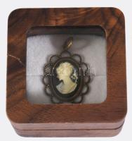 Régi kámea 3,5x2 cm, fa ékszertartóban 5,5x5,5 cm