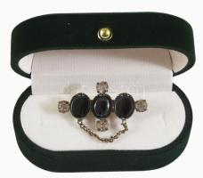 Régi bross h: 4 cm, bársonybevonatú ékszertartóban h: 7,5 cm