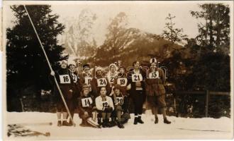 Tátra, Magas-Tátra, Vysoké Tatry; női sportolók, téli sport / sportswomen in winter. photo