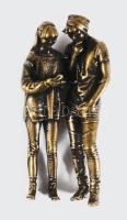 Telefonját nézegető fiatal pár bronz miniatúra, m: 3 cm