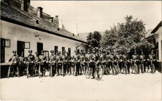 Kerékpáros katonák csoportja / soldiers with bicycles. photo