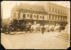 1916. dec. 30. Az Est felvétele IV. Károly és Zita királyné koronázásának napján, a királyi pár Budai Várban vonuló 8 lovas hintójáról, a sarkokon hiánnyal, a felületén kis törésnyomokkal, a hátoldalán pecséttel jelzett és feliratozott, 12x17cm