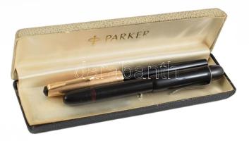 2 darab toll, közte Parker, tokban, tollvég bruttó 6,51g, "1/10 12ct R.Gold" jelzéssel (rolled gold, súlyának 1/10 része 12 karátos arany).