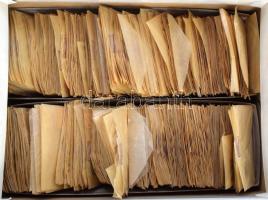 Régi hagyaték dobozban, benne több 1.000 db osztrák, román, csehszlovák, orosz, német bélyeg tasakokban