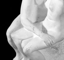 Csókolózó pár gipsz szobor, kis kopással, m: 18 cm