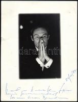 1987 Klaus Maria Brandauer (1943-) Golden Globe-díjas osztrák színész, rendező autográf aláírása és sorai őt ábrázoló fotón, szélén kis sérüléssel, 24x18 cm