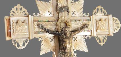 Antik jeruzsálemi feszület, faragott gyöngyház részekkel, levált darabja megvan, 31x18 cm