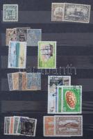 Vegyes külföldi bélyegek 1 db közepes és 1 db A4-es berakóban