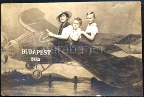 1935 Budapest, repülőgépdíszlet mögött, fotó, 5,5×8,5 cm