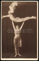 cca 1920 Balett-táncosok, fotólap Bertin műterméből, hidegpecséttel jelzett, felületén kisebb törésnyom, 14×9 cm
