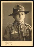 cca 1930 Cserkészfiú portréja, fotó Leon műterméből, 10×7 cm