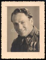 1941 Katona kitüntetésekkel, fotó, 9×6,5 cm