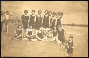 cca 1910 Makó, fürdőzők csoportképe, fotólap Bucskó Gyula műterméből, sarkán törésnyom, 9×14 cm