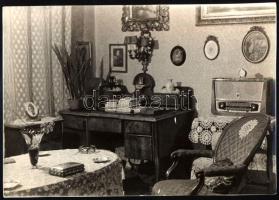 Lakásbelső rádióval, jelzetlen fotó, 13×19 cm