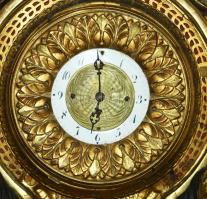 Nagy méretű empire kandallóóra. XIX. sz. eleje. Franciaország faragott fa test, festett, mechanikája...