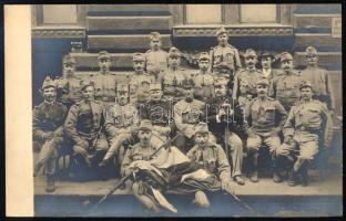cca 1915 Katonai csoportkép, az elöl ülők kezében szuronyos puskával és zászlóval, fotólap a Gárdonyi Testvérek budapesti műterméből, 9x14 cm